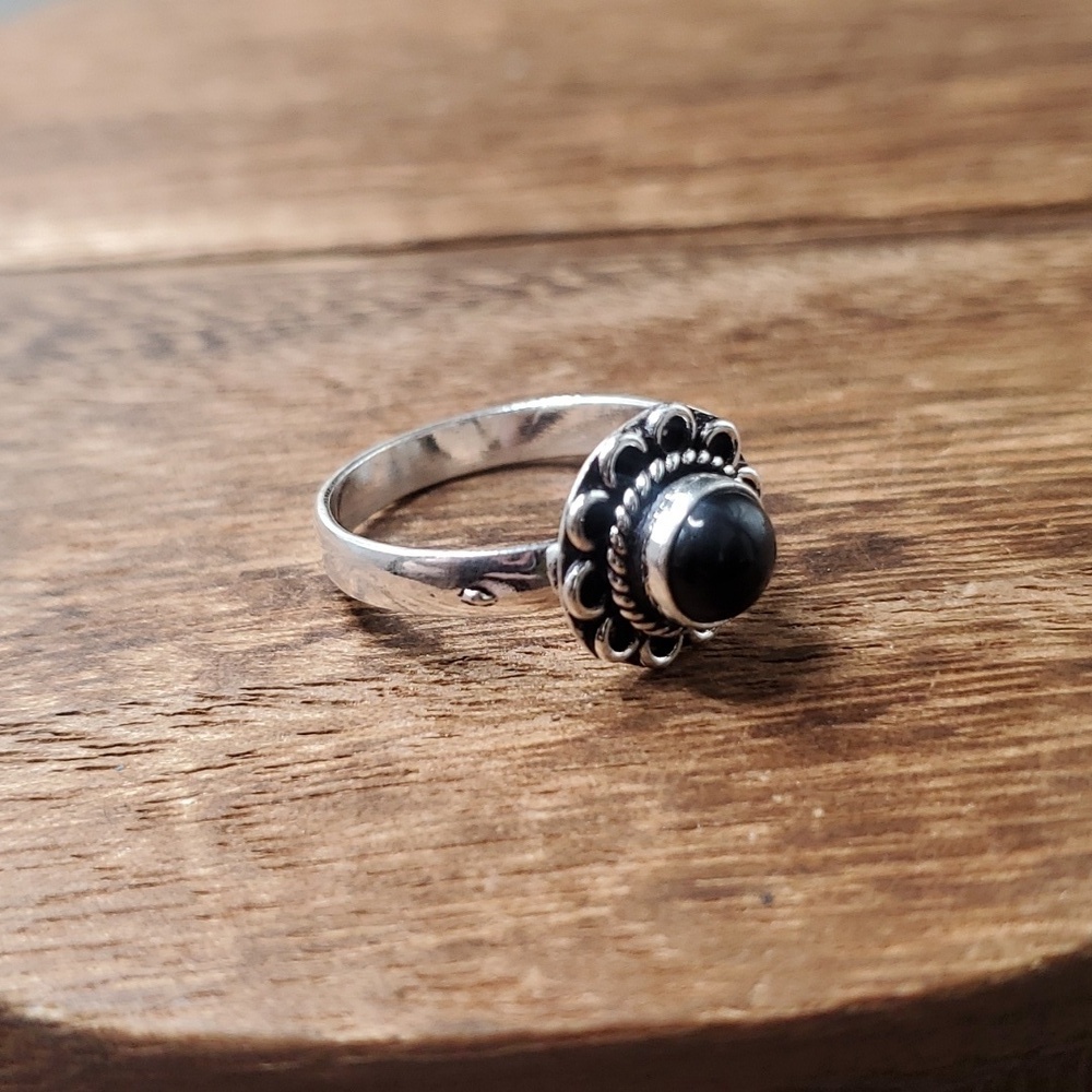 Size 8 R378 onyx sterling silver ring 925 precious stone